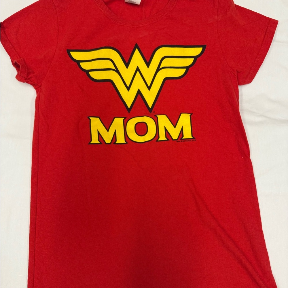 Wonder Woman Mom Red T-Shirt size small